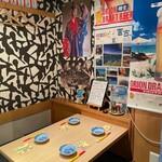 沖縄料理 ちむどんどん - 店内テーブル席