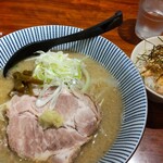 灼味噌らーめん 八堂八 - 味玉味噌らーめん 950円、焼サーモンのマヨ和え、トビッ子のせ 300円