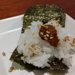 灼味噌らーめん 八堂八 - ウニの塩辛のおにぎり