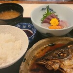 Seikaisou - 刺し身定食はでっかいかぶと煮が！
