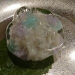 和ごころ 泉 - 和菓子は紫陽花。中はきんとんかな。葉っぱは紫陽花の葉ではありません。