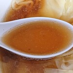 谷ラーメン - 谷ラーメン ＠有楽町 チャーシューワンタンメンのスープ