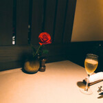 ザンビ - テーブルに一輪の薔薇