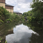 フォーシーズンズホテル京都 - 広いお庭。