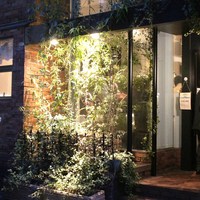 カンブーザ - 夜の外観とお店のベスパ