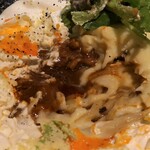 Yamashita Honki Udon - 白いクリームの下はマッシュポテト、中はゴロゴロ牛すじ入り自家製カレー