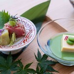 ダイニングルーム 鮨 - 料理写真:夏の会席「雅」の前菜として涼しげな2品を盛り合わせました。玉子豆腐に緑の映えるグリーンピースのスープと、色とりどりの野菜の一品とトロを炙り、伊豆の本山葵をそえた香り豊かな1品で夏の「雅」コースをスタートしてお楽しみください。