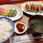 ぎょうざの店 パンダ - 餃子定食に3色餃子プラス