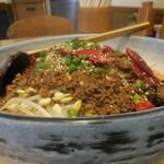 硯家 - 四川麻辣醤麺（温）；横から