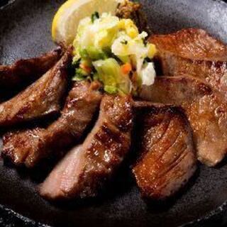 炉端メニューに熟成牛タンの炭火焼・脂のりよい特大金華さば