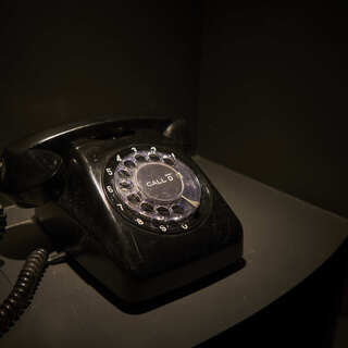 受話器の向こうは別世界。黒電話で入る大人の隠れ家