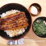 上町菊屋 - 鰻丼の半身2500円
            オープニング記念で8月31日まで2000円