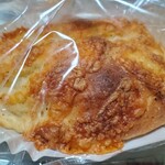 国産小麦と天然酵母パン くすもとベーカリー - チーズのパン190円