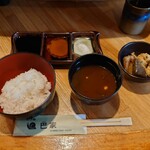 Tomoe Ya - 調味料はソース、ポン酢、山椒塩となる
                      ご飯、香の物、赤出汁、小鉢
