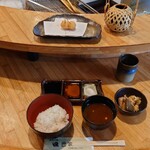 Tomoe Ya - テーブルセッティング
                      カウンター上部の皿は固定で
                      食べたら次の串揚げを置かれてく