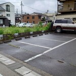 Tomoe Ya - 駐車場　特に縦方向が短い駐車スペースとなる
      横もギリギリだが(笑)