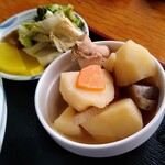 手打ちうどん専門店 加登多 - 定食の小鉢と漬物