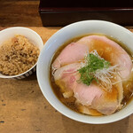 中華そば しば田 - 「中華そば」950円と「炊き込みご飯」150円