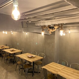 優雅なひとときを過ごすカウンター席