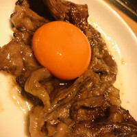 ビーフキッチン 恵比寿店 - 仙台の花魁の柔肌を拡げて卵黄を乗っけます