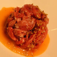 ビーフキッチン 恵比寿店 - 合法ユッケです。部位はシンタマ。薬味は卵黄