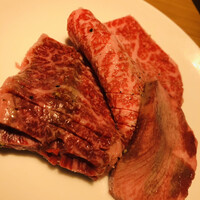 ビーフキッチン 恵比寿店 - 最初の踊り子さんの登場です