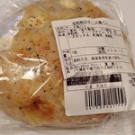 ワラベヤベーカリー - 全粒粉のチーズ塩パン