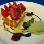シェ・ムラ - イチゴのタルト、ピスタチオのアイス添え