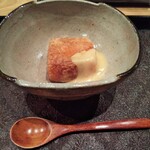177405443 - 桜海老揚げ豆腐。濃厚な桜海老ビスクを揚げたよなテイストでかなり美味しい。外側部分には桜海老らしいカリっとした香ばしさがあるのもグッド。これを春に食いたかった。
