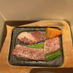Umeno Hana - ジュージューと熱々の石の上で焼いてます。周りを紙で巻いてます。お肉の柔らかいこと！