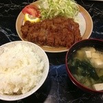 とんかつ三太 - 特ロースカツ(1500円)、ご飯(250円)、豆腐味噌汁(200円)