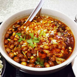 177411086 - 挽き肉や豆が入ったピリ辛の春雨スープ、酸辣粉