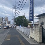 マキバオー - 駐車場案内
駅へ向かって進みます。