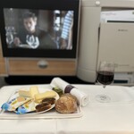 Giacomo Caffè - FでもCでも機内食はおいしくないので断って、赤ワインとおつまみだけをもらってシートを水平に倒して寝るだけ