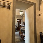 Giacomo Caffè - 入り口がよく見えるテーブル席に腰掛ける (壁が厚い)