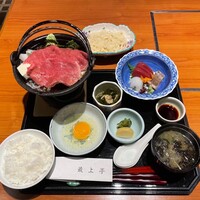 最上亭 - 『牛すき膳』(牛すき焼き・お造り三種盛り・小鉢・玉子・うどん・つや姫ご飯・香の物・味噌汁・デザート)