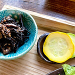 Hakkou Shokudou Rojiura - ヒジキの煮物にズッキーニのぬか漬け！これがまた美味しいんです꒰˘̩̩̩⌣˘̩̩̩๑꒱♡ヒジキにはエノキも入っていて食感も楽しめます。
