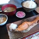 万次郎 - 某崎が頼んだ鮭塩焼定食900円ご飯大盛り無料(2022.6.11)