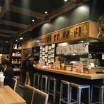 壱屋 - カウンターのある居酒屋です。