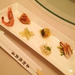 南翔饅頭店 - 本日の前菜六種盛り。
      お、酔っ払い海老がいる
      (￣▽￣)