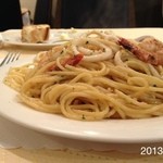 パスタ デ アリオスト - 2013.3.10(日)18時半 エビ、イカのガーリックバター合え 大盛1300円d(^_^o)