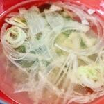 カフェテリア タベルナ ヤヨイ - 「本日の定食」●お味噌汁はねぎ、玉ねぎ、わかめがだしみそらしきで、おちつくミャ