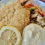カフェテリア タベルナ ヤヨイ - 「本日の定食」●アジフライはサクッとレモンとタルタルで。豚生姜焼きも2色ピーマン炒めで見栄え良く