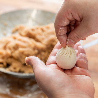 見た目にもこだわり、手間暇かけて手作りする絶品点心!