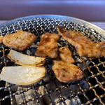 Anrakutei - 焼き網上の肉と玉ねぎ