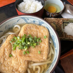 おうどんCafe 寶月 - きつねうどん 700円 小ライス 100円 生たまご 100円