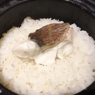 〆にもおすすめ◎土鍋で炊き上げる当店名物「鯛めし」