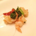 南翔饅頭店 - 海老の炒めものの奥の
      赤いのは唐辛子の漬物
      だそうです。
      風味付けなので
      食べないように（笑）