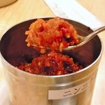 天下一品 - 神田店や高田馬場店と違い比較的やさしい色合いのニンニク薬味は入れ放題