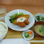 小さな食堂 ヒロ - 日替わり 白身フライと牡蠣フライ 盛り合わせ定食 (税抜)700円 (2022.06.16)